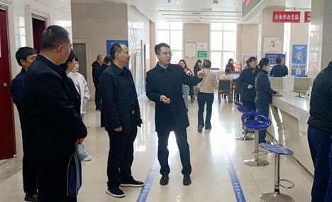 许昌市住房公积金管理中心副主任刘伟锋到长葛市民之家公积金窗口调研